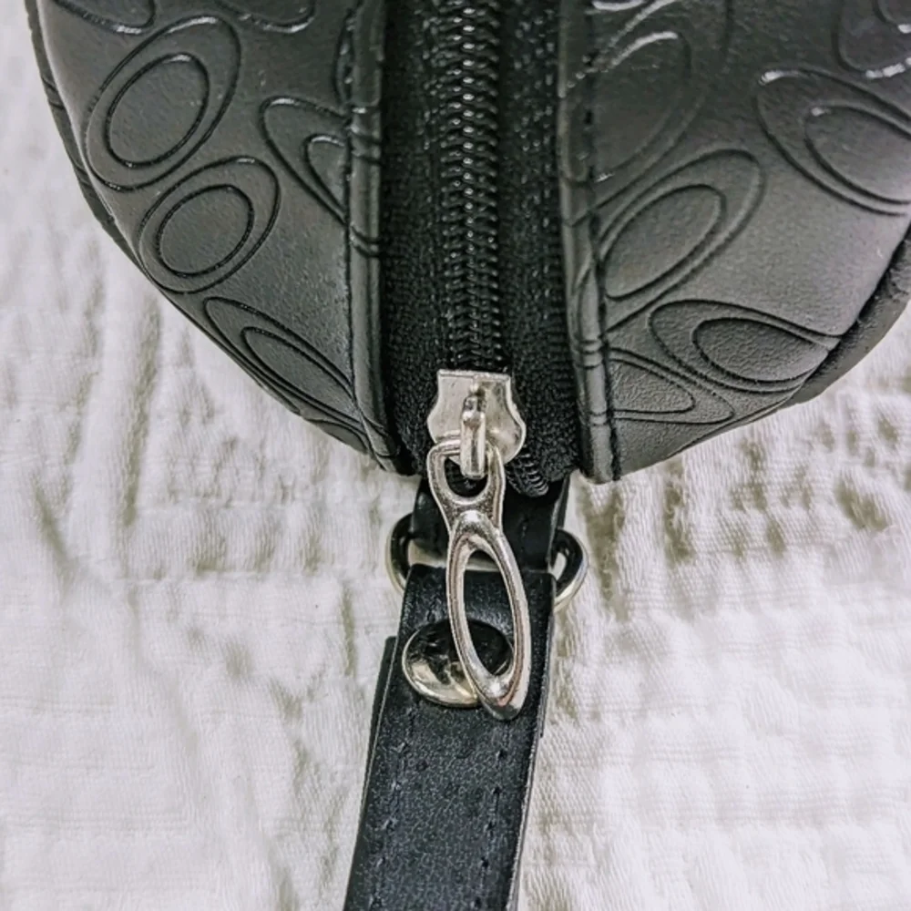 Oakley Authentic Sunglass Case Black‎ Zipper With Wrist Strap